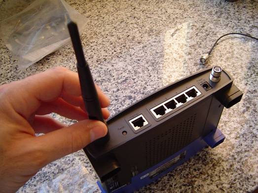 Desmontando las antenas del punto de acceso