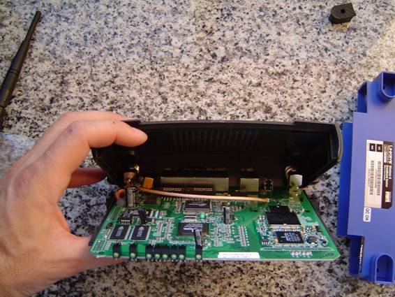 Desmontando las tapas del LinksysWRT54G