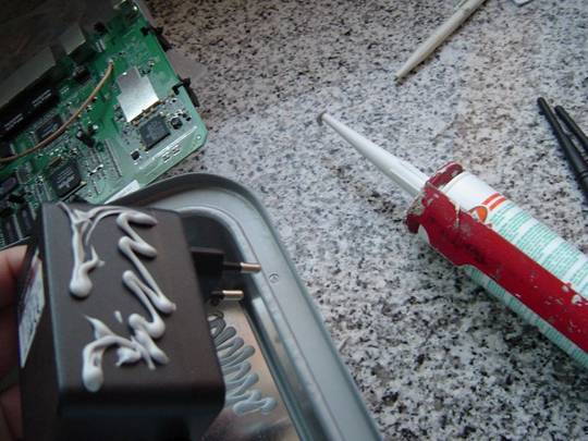 Ponemos silicona al alimentador.