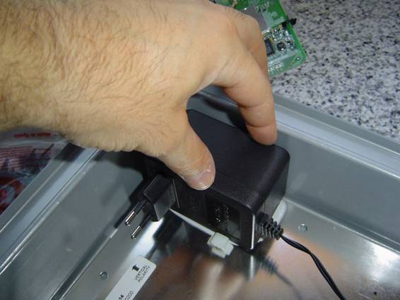 Pegamos el alimentador del Linksys