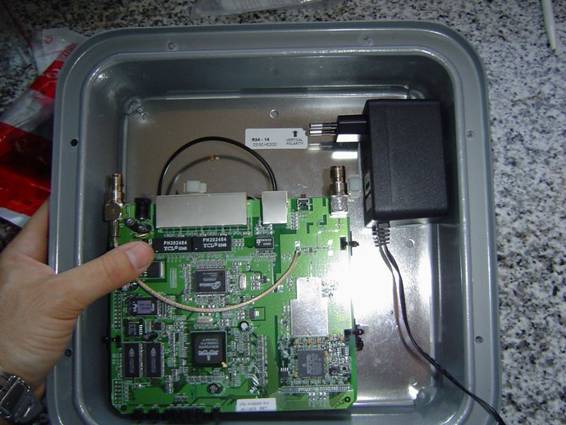 Interior de la antena con el punto de acceso y el alimentador.